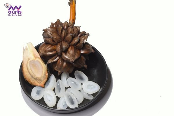 Phần cơm dừa nước trắng ngần, mềm mại chứa lượng calo thấp lý tưởng cho chế độ ăn lành mạnh.