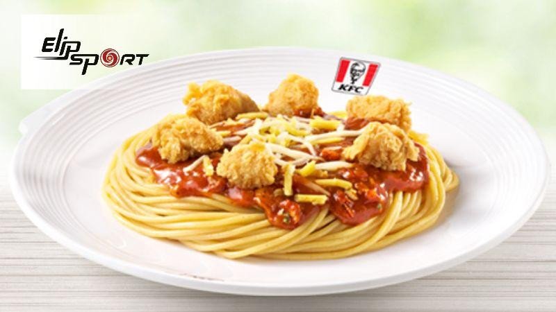 Phần mì Ý gà rán của KFC với sợi mì ống và miếng gà giòn rụm, minh họa rõ ràng suất ăn nhiều calo.