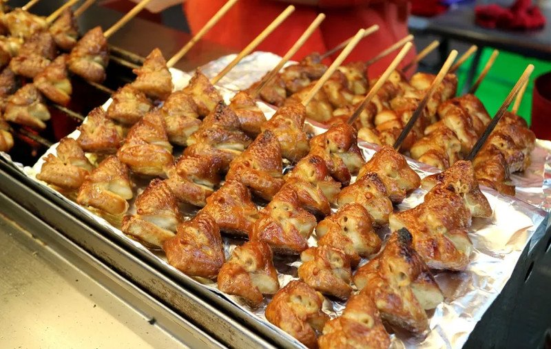 Phân tích dinh dưỡng phao câu gà cho thấy hàm lượng calo cao, đặc biệt là chất béo, ảnh hưởng đến cân nặng.
