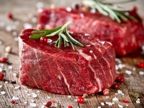 Phân tích thành phần dinh dưỡng của 100g thịt bò, bao gồm calo, protein và chất béo, cung cấp năng lượng cần thiết cho cơ thể.
