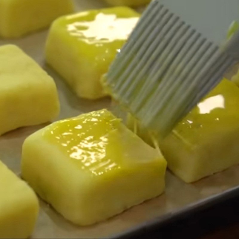 Phết lòng đỏ trứng lên bánh khoai lang