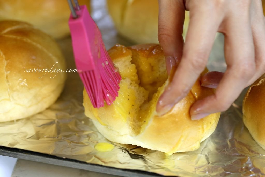 Phết sốt bơ tỏi vào các khe bánh mì khi làm bánh mì nướng