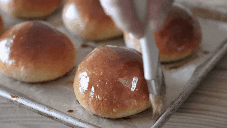 Phết trứng và nướng vỏ bánh hamburger hoàn chỉnh