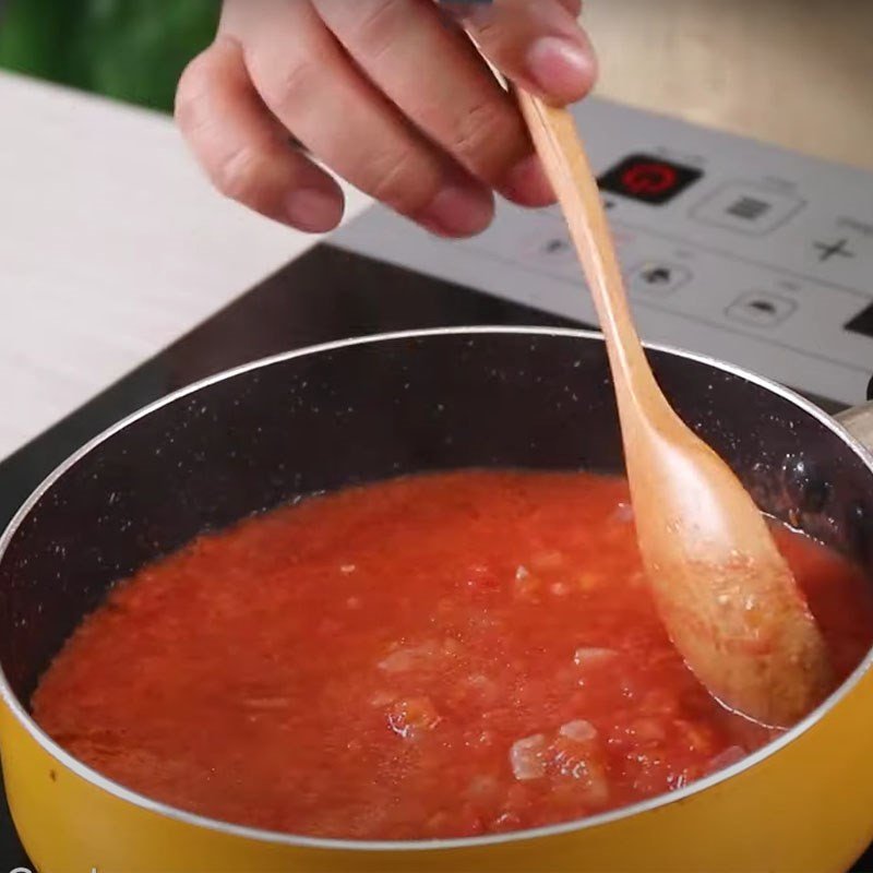 Phi hành tây và nấu sốt cà chua cơ bản làm sốt vang bò