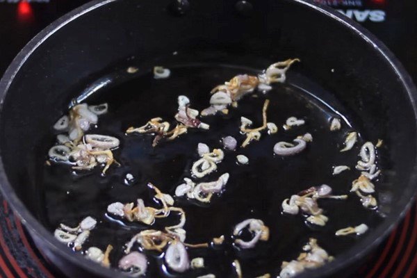 Phi hành tím thơm lừng cho món canh khoai mỡ thịt bằm