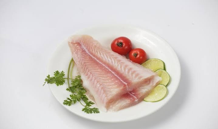 Phi lê cá basa tươi ngon trên thớt cùng gia vị