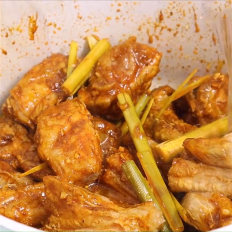 Phi thơm gia vị và xào sườn heo