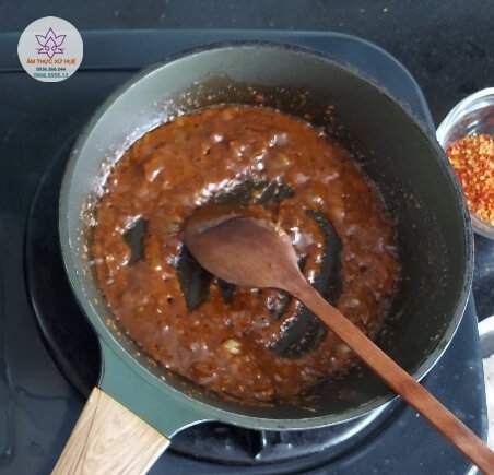 Phi thơm hành, ớt và mắm ruốc Huế trước khi cho vào nồi nước dùng bánh canh