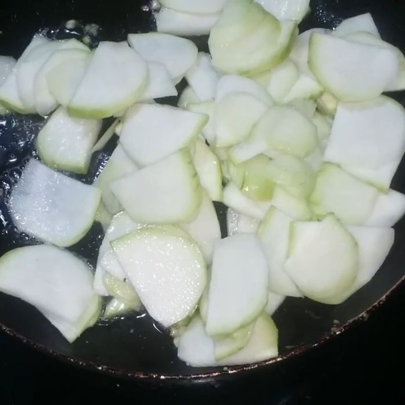 Phi thơm hành tím trước khi cho cà chua vào xào