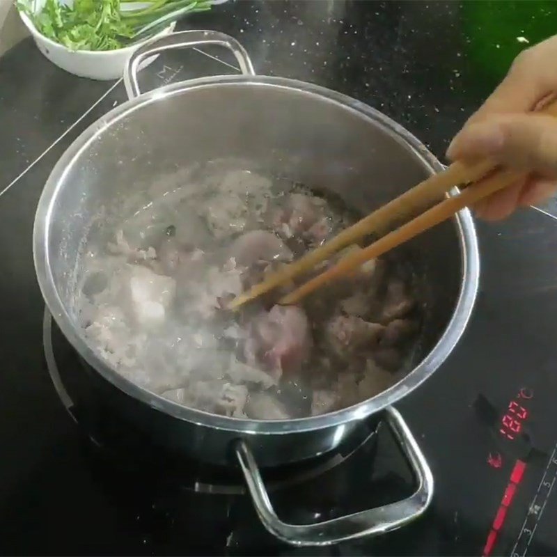 Phi thơm hành tím trước khi cho sườn vào nấu canh ngó khoai