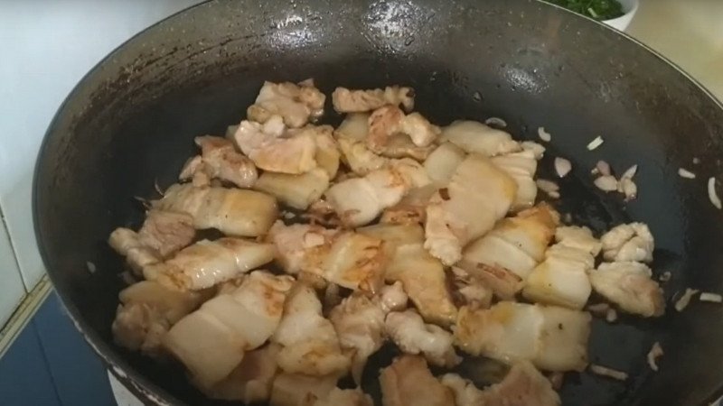 Phi thơm hành tím và xào thịt lợn ba chỉ