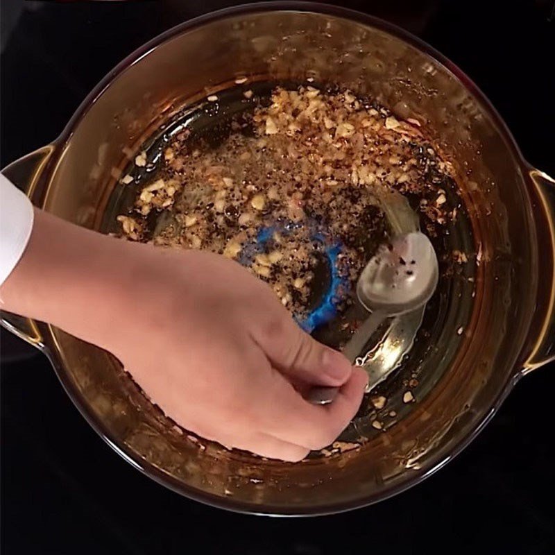 Phi thơm hành tỏi cho nước lẩu cua bầu