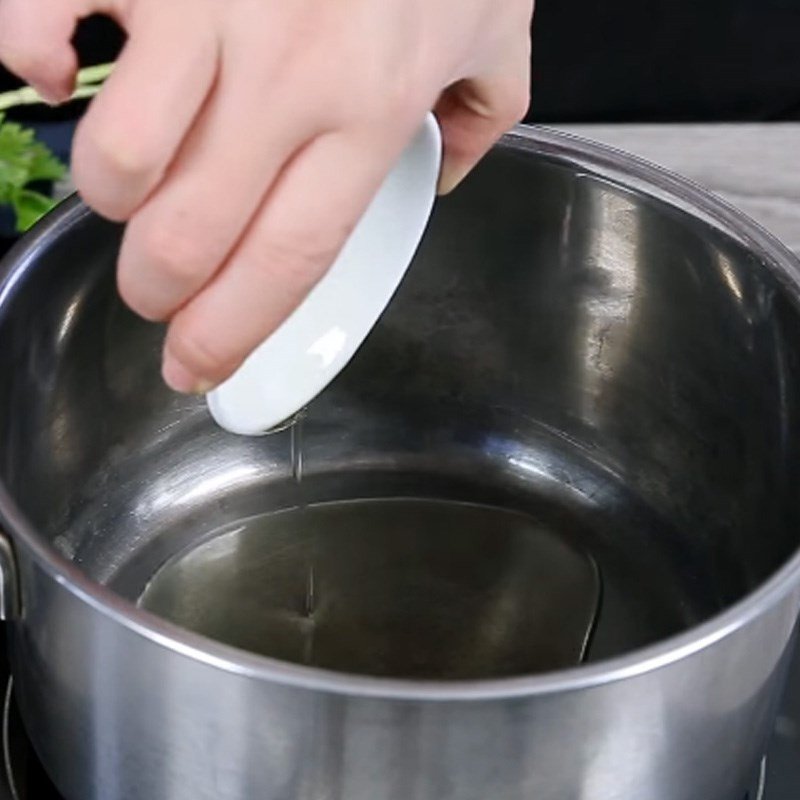 Phi thơm hành tỏi sả ớt để làm nền cho nước dùng canh tiết lợn