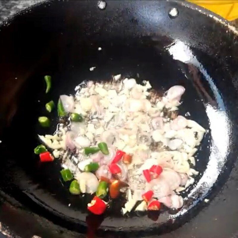 Phi thơm hành tỏi trong chảo dầu để xào củ cải khô