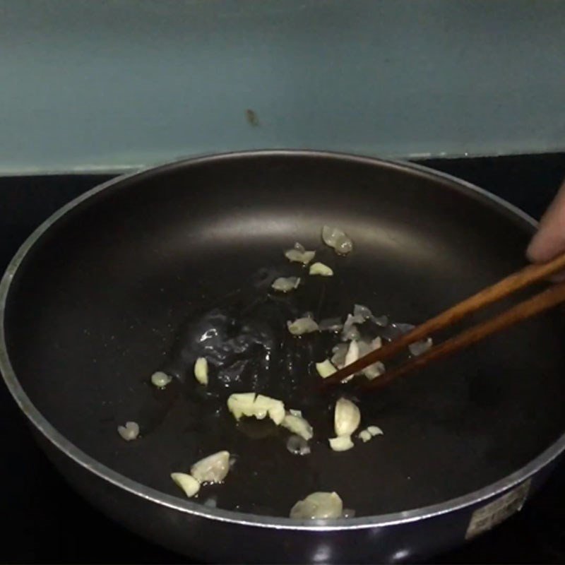 Phi thơm hành tỏi trong chảo