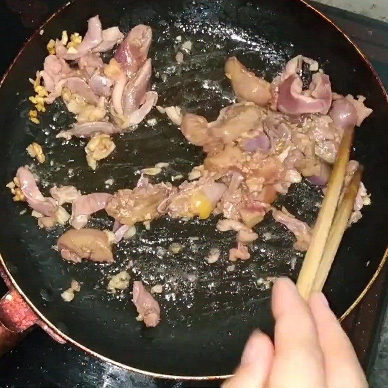 Phi thơm tỏi băm để bắt đầu xào hoa đu đủ đực