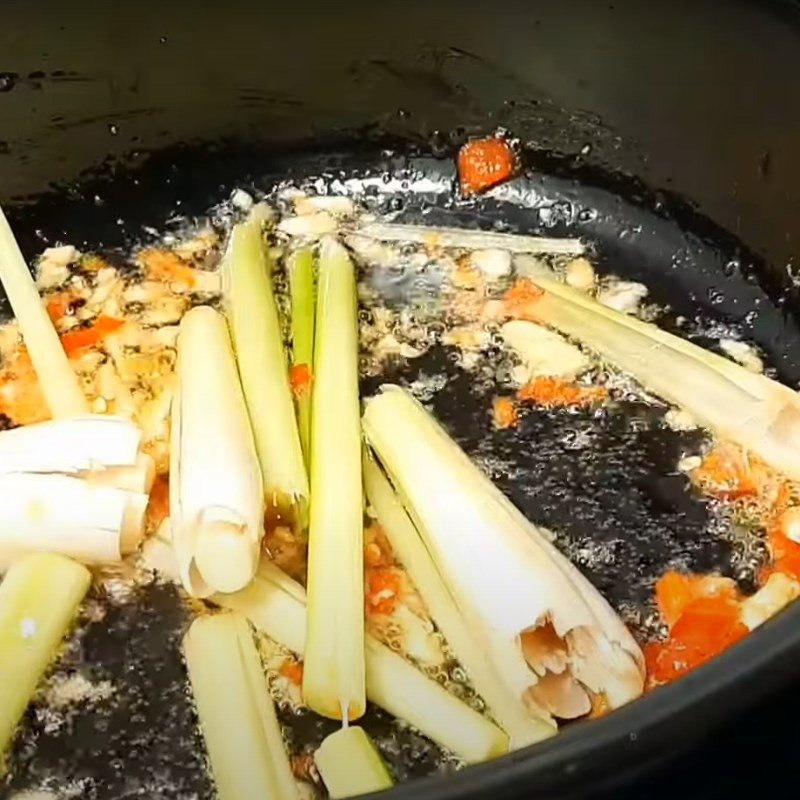 Phi thơm tỏi ớt sả để tạo hương vị đặc trưng cho món miến sườn cay