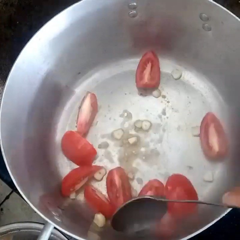 Phi thơm tỏi và xào cà chua cho nước canh