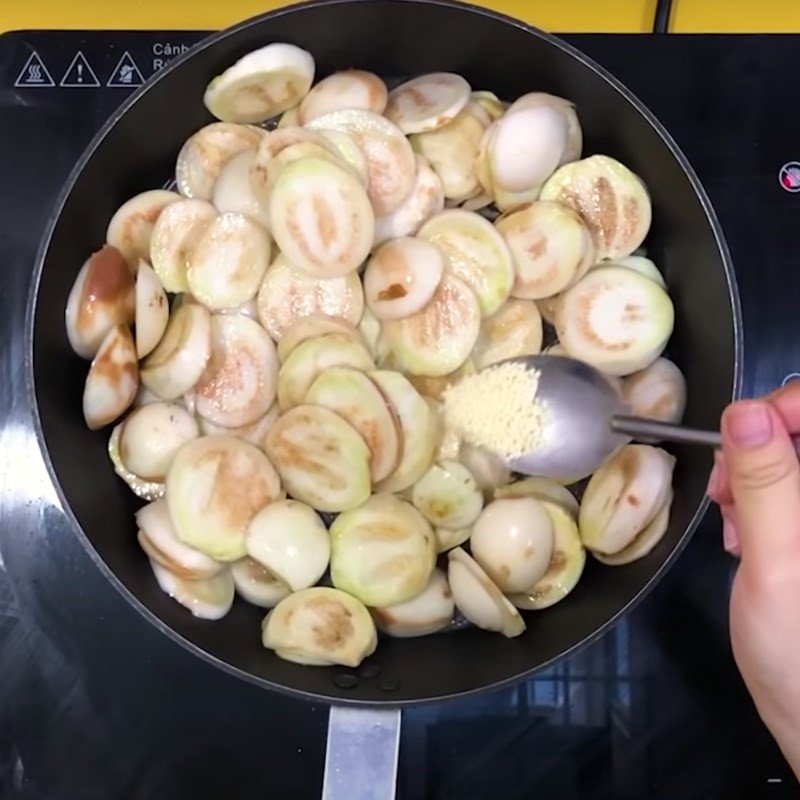 Phi tỏi thơm lừng trên chảo dầu
