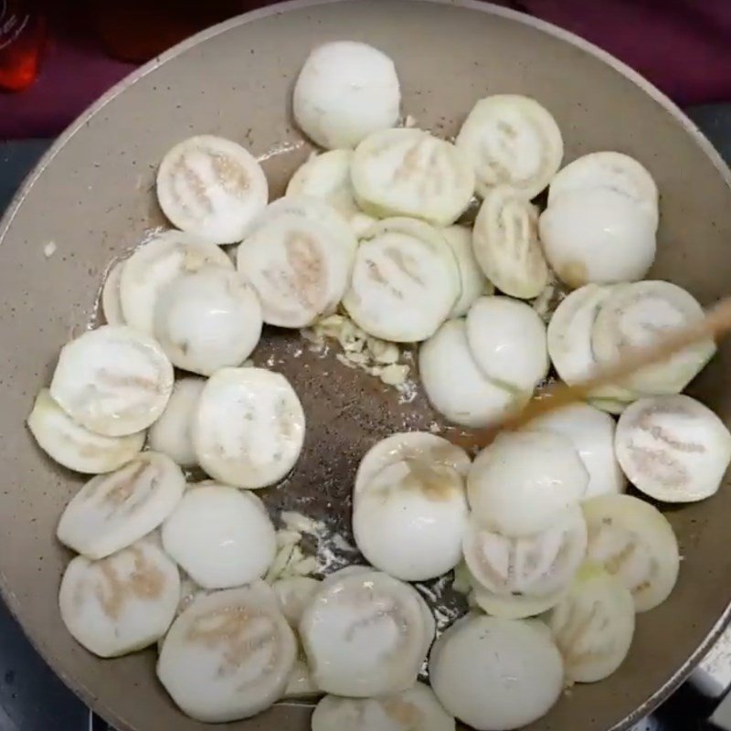 Phi tỏi thơm rồi cho cà pháo vào xào