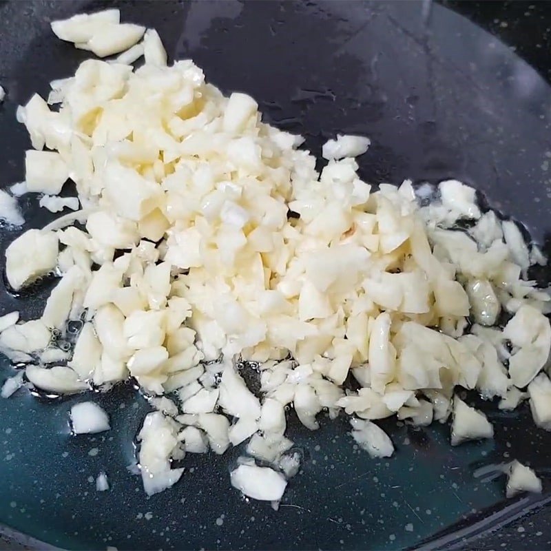 Phi tỏi vàng thơm trong chảo