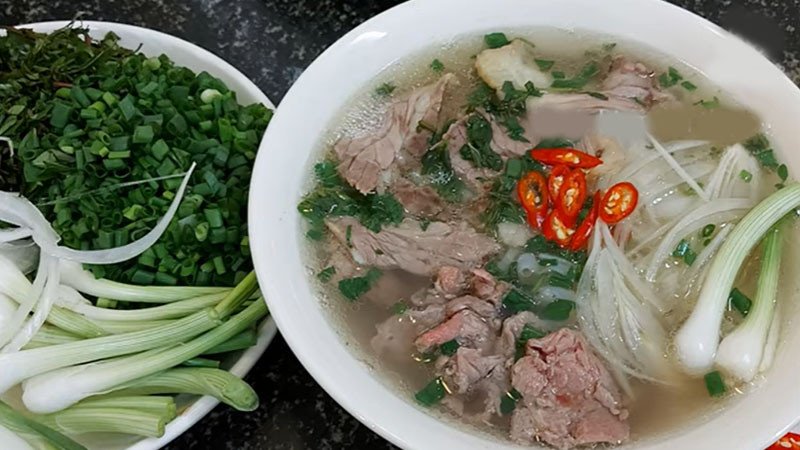 Phở bò tái gầu thơm ngon, chuẩn vị truyền thống