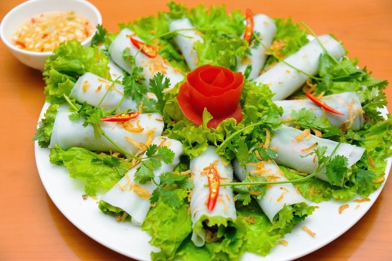 Phở cuốn đa dạng rau củ, bí quyết kiểm soát 100g bánh phở tươi bao nhiêu calo