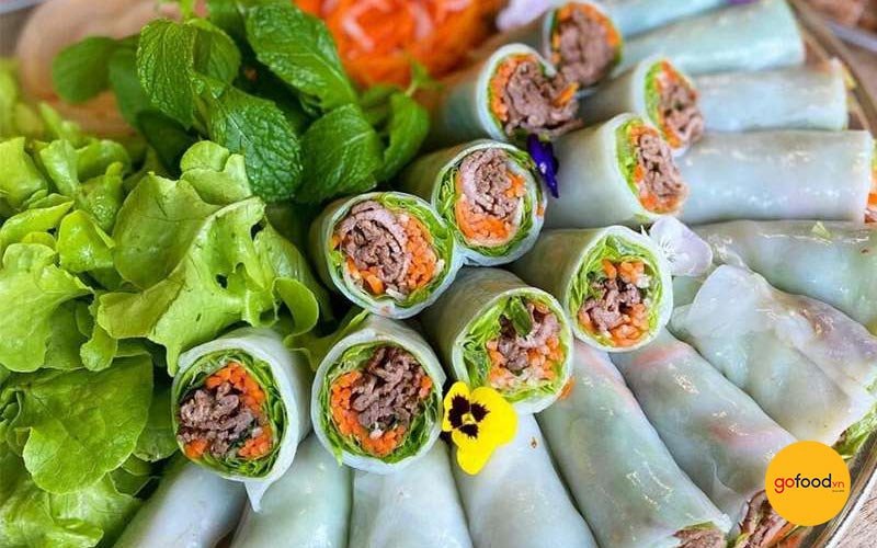 Phở cuốn thịt bò đơn giản hấp dẫn trên đĩa với nước chấm