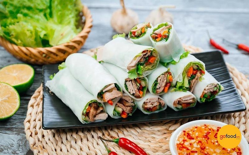 Phở cuốn thịt bò thập cẩm nhiều màu sắc và nguyên liệu tươi ngon