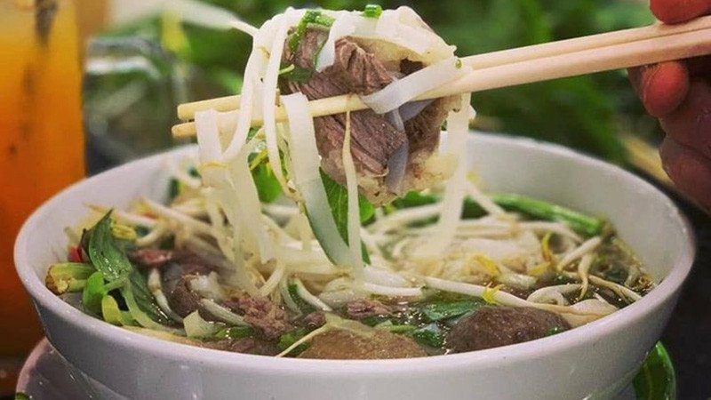 phở gói bao nhiêu calo, ăn phở gói có tăng cân không, người phụ nữ đang kiểm soát cân nặng