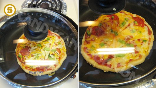 Phô mai tan chảy hoàn hảo trên bánh pizza chảo đã đậy vung