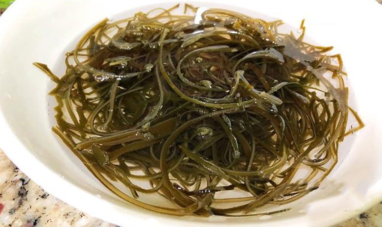 Phổ tai khô đã được ngâm nở mềm, chuẩn bị cho món chè đậu xanh nha đam