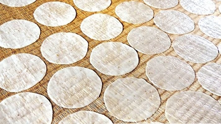 Phơi khô từng lát bánh phồng tôm dưới nắng tự nhiên để bánh giòn ngon