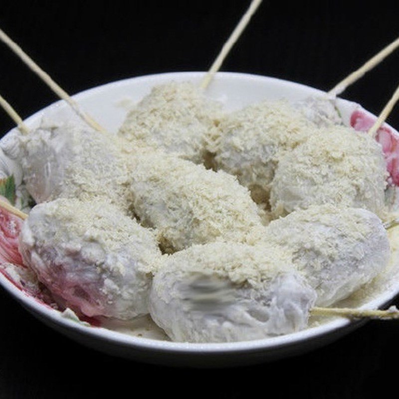 Phủ đều bột chiên xù lên khoai môn xiên que