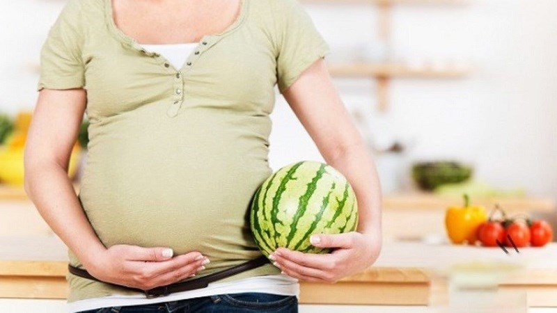 Phụ nữ mang thai hạnh phúc, lưu ý khi tiêu thụ dưa hấu để đảm bảo sức khỏe mẹ và bé