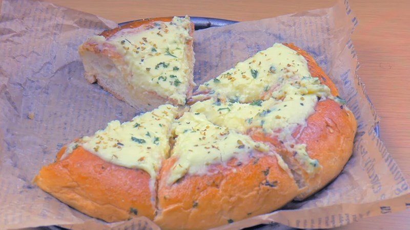 Pizza bơ tỏi kem phô mai