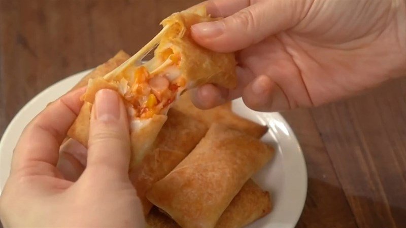 Pizza cuộn nhân phô mai xúc xích