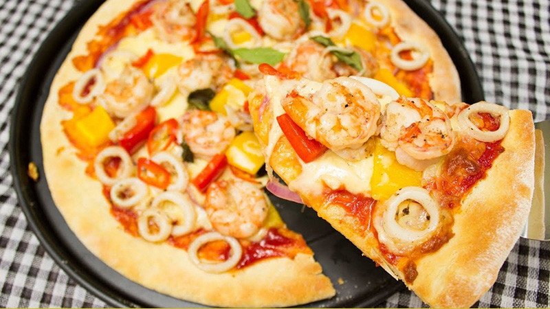 Pizza hải sản hấp dẫn làm bằng nồi cơm điện