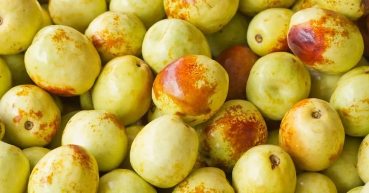 Quả hồng táo tươi xanh, biểu tượng của giá trị dinh dưỡng và lợi ích sức khỏe