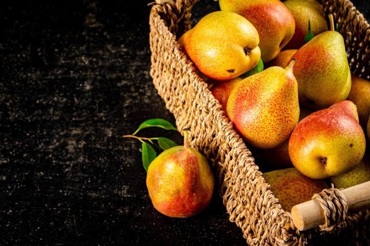 Quả lê tươi ngon, hấp dẫn chứa nhiều dưỡng chất và 100gr lê bao nhiêu calo.