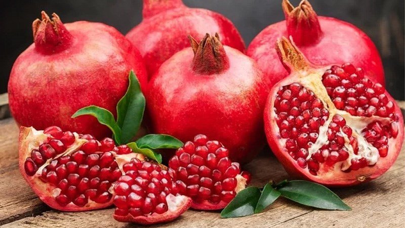 Quả lựu tươi nguyên với hạt đỏ mọng, hình ảnh minh họa lượng calo trong lựu