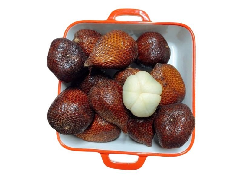 Quả mây Indonesia với đặc điểm vỏ sần sùi, lá gai góc