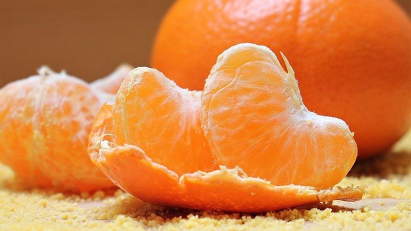 Quả quýt rạng rỡ, biểu tượng cho lợi ích vitamin C và chống oxy hóa.