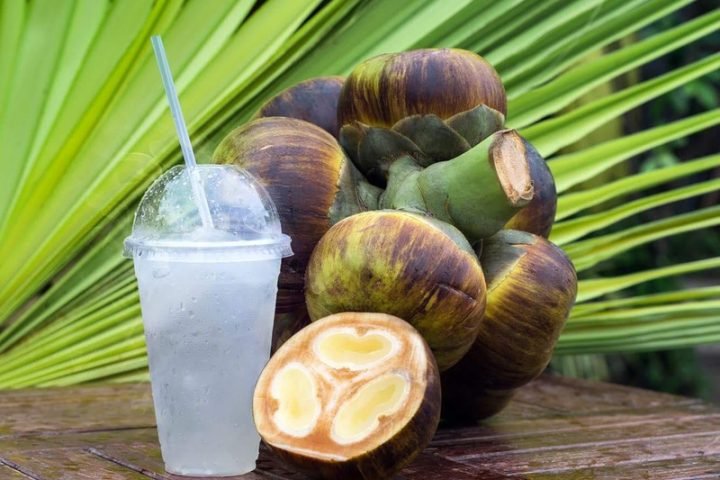 Quả thốt nốt tươi và nước thốt nốt trong ly, thể hiện nguồn năng lượng tự nhiên