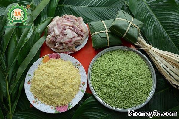 Quá trình gói bánh chưng thủ công với khuôn gỗ và lá dong