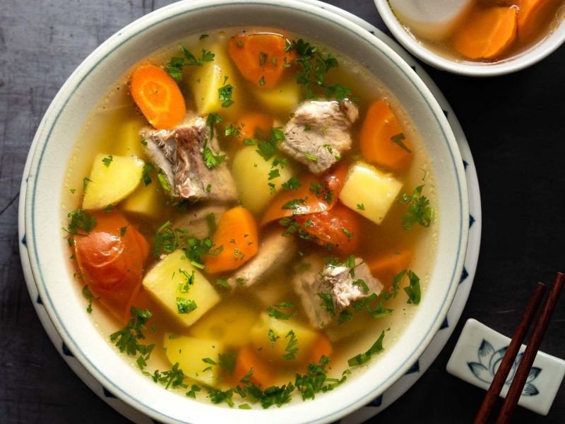 Quá trình hầm xương heo lấy nước dùng trong