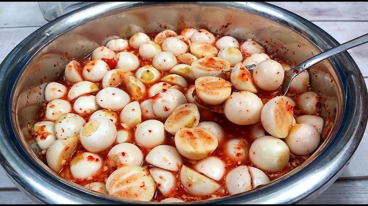 Quá trình lên men cà pháo muối trong bình thủy tinh, giúp tăng lợi khuẩn