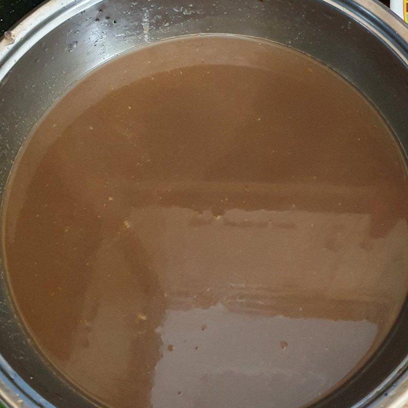 Quá trình lọc nước cua để loại bỏ bã, chuẩn bị nấu riêu cua
