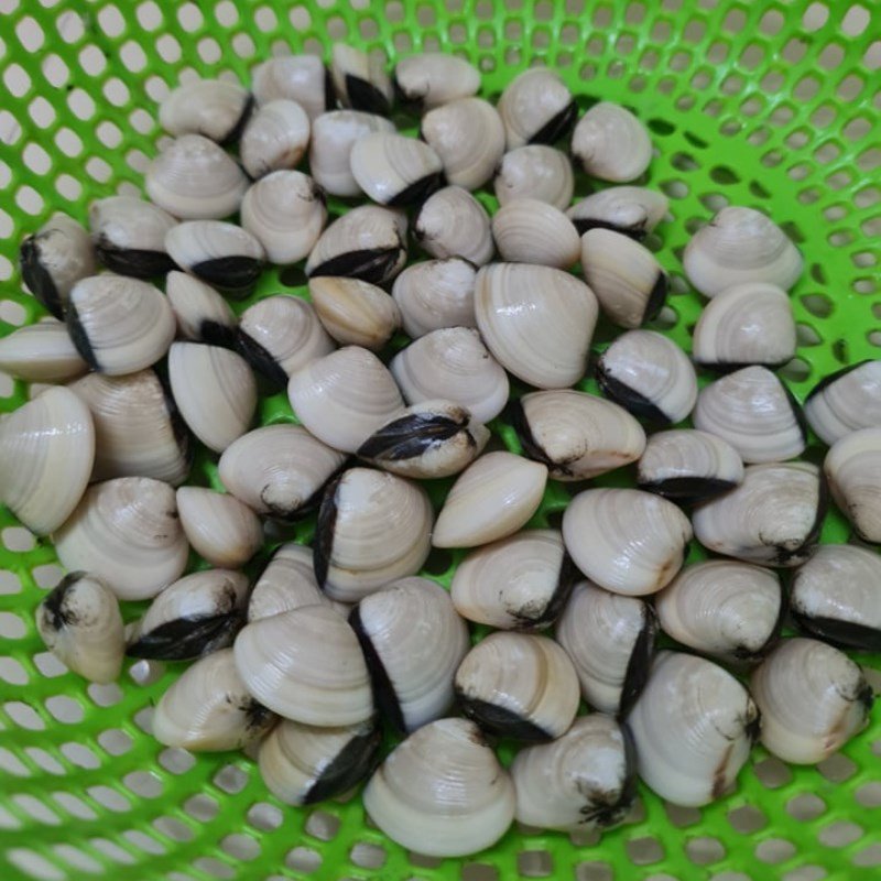 Quá trình luộc ngao trong nồi lớn để lấy nước dùng canh ngao dứa
