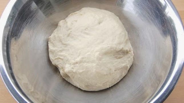 Quá trình nhào bột năng, tôm giã và lòng trắng trứng tạo khối bột làm bánh phồng tôm